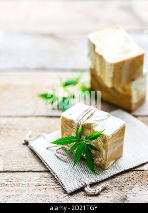 Saponette naturali fatte a mano con cannabis. Spa sapone biologico. Bar di sapone fatto in casa. Foto Stock