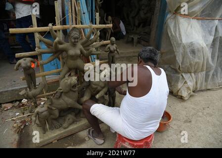 Guwahati, Assam, India. 6 Ott 2020. Artista indiano Clay fare idoli della Dea Durga in vista della celebrazione del festival indù Durga puja a Guwahati Assam India martedì 6 ottobre 2020. Credit: Dasarath Deka/ZUMA Wire/Alamy Live News Foto Stock