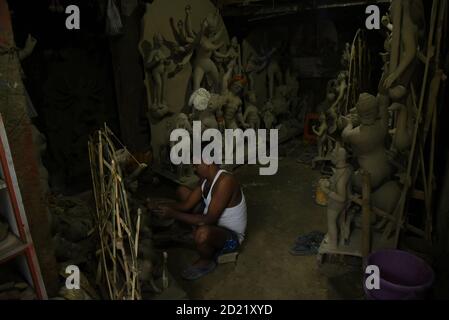 Guwahati, Assam, India. 6 Ott 2020. Artista indiano Clay fare idoli della Dea Durga in vista della celebrazione del festival indù Durga puja a Guwahati Assam India martedì 6 ottobre 2020. Credit: Dasarath Deka/ZUMA Wire/Alamy Live News Foto Stock