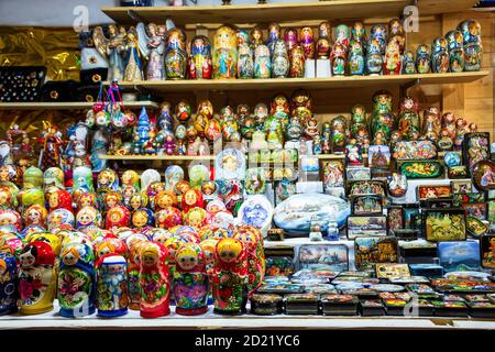 PARIGI, FRANCIA - 6 GENNAIO 2019: Bambole russe Matryoshka, scatole di gioielli in legno dipinto e altri souvenir russi in vendita in un mercatino di Natale. Foto Stock