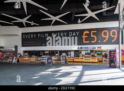 All'interno di un atrio con cinema Foto Stock