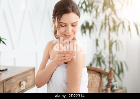 un' giovane donna salviette sua viso con un' asciugamano, esausto a partire  dal un' pesante cardio allenamento. tempo per riposo dopo il esercizio  bicicletta 27030602 Stock Photo su Vecteezy