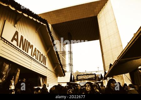 PARIGI, FRANCIA - 26 NOVEMBRE 2017: Mercatino di Natale a la Defense. La Defense è un importante quartiere degli affari di Parigi. Seppia foto storica Foto Stock