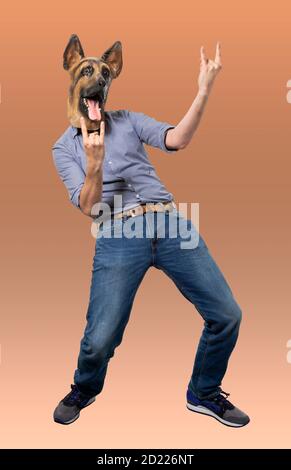 Uomo che indossa una maschera per cani che mostra un cartello con la mano di roccia e rullo. Lunghezza completa. Isolato. Foto Stock