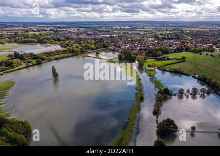 RITRASMETTERE LA CORREZIONE ORTOGRAFICA DELLA CITTÀ DIDASCALIA CORRETTA SOTTO i campi sono allagati a Newport Pagnell, Buckinghamshire, come il tempo umido continua. Foto Stock