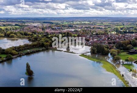 RITRASMETTERE LA CORREZIONE ORTOGRAFICA DELLA CITTÀ DIDASCALIA CORRETTA SOTTO i campi sono allagati a Newport Pagnell, Buckinghamshire, come il tempo umido continua. Foto Stock