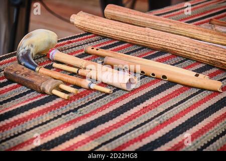 Un insieme di antichi strumenti musicali a vento di legno. Tubi retrò, flauti e corna sul tavolo, stile di vita. Foto Stock