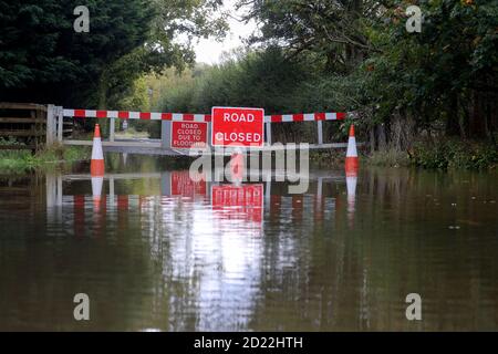 Una strada allagata a Newport Pagnell, Buckinghamshire, mentre il tempo umido continua. Foto Stock