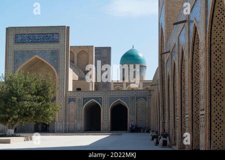 Cortile interno della moschea Kalyan, parte del Po-i-Kalyan complesso in Bukhara, Uzbekistan Foto Stock