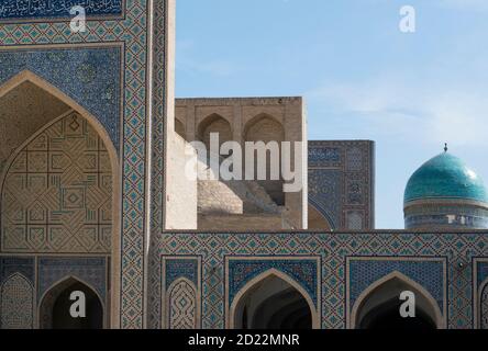 Cortile interno della moschea Kalyan, parte del Po-i-Kalyan complesso in Bukhara, Uzbekistan Foto Stock