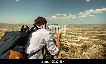 Uomo che guarda attraverso uno spettatore esterno orizzontale al punto di osservazione in Turchia Foto Stock