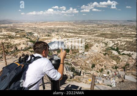 Uomo che guarda attraverso uno spettatore esterno orizzontale al punto di osservazione in Turchia Foto Stock