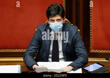 Italia, Roma, 28 luglio 2020 : il Ministro della Sanità italiano Roberto speranza, con maschera protettiva, ascolta il Premier Giuseppe Conte al Senato sulla necessità Foto Stock