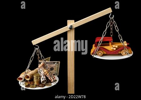 Il denaro e il giocattolo auto in legno Foto Stock