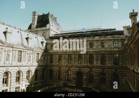 PARIGI, FRANCIA - 16 settembre 2020: Bellissimo panorama dell'edificio del museo del Louvre a Parigi, Francia, con una splendida luce solare. Foto Stock