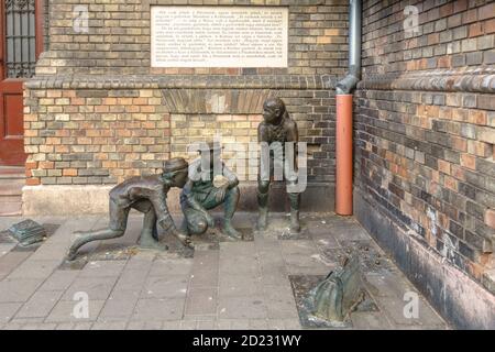 Un gruppo di statue raffiguranti i Paul Street Boys (PAL utcai fiuk) Dal romanzo di Ference Molnar a Budapest Foto Stock