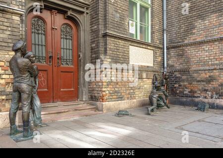 Un gruppo di statue raffiguranti i Paul Street Boys (PAL utcai fiuk) Dal romanzo di Ference Molnar a Budapest Foto Stock