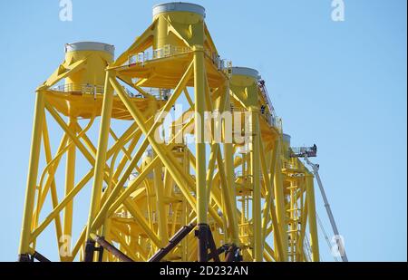 Basi per turbine eoliche off shore costruite sulle rive del fiume Tyne. Ogni casa nel paese sarà alimentata da vento offshore entro 10 anni, Boris Johnson dirà alla conferenza conservatrice come egli promette una rivoluzione industriale verde che creerà centinaia di migliaia di posti di lavoro. Foto Stock