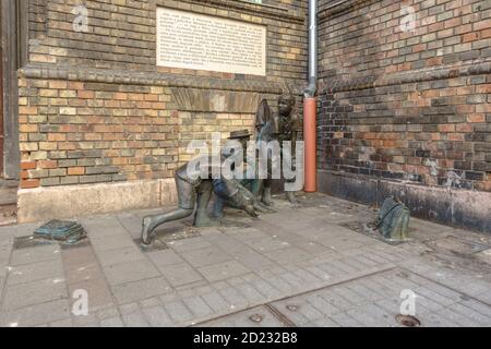 Un gruppo di statue raffiguranti i Paul Street Boys (PAL utcai fiuk) Dal romanzo di Ference Molnar a Budapest Foto Stock