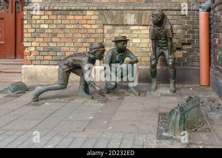 Un gruppo di statue raffiguranti i Paul Street Boys (PAL utcai fiuk) Dal romanzo di Ference Molnar a Budapest Foto Stock