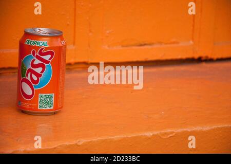 PARIGI, FRANCIA - 27 DICEMBRE 2015: La bevanda analcolica arancione Empty Oasis può essere lasciata in via Parigina. Oasis dolce soft drink creato nel 1966 dalla società Volvic Foto Stock