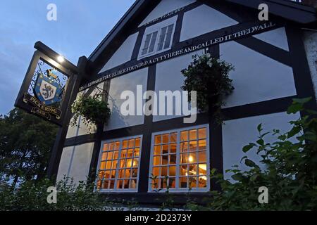 Pickerings Arms at Dusk, 1 Bell Lane, Thelwall, Warrington, Cheshire, Inghilterra, Regno Unito, WA4 2SU Foto Stock