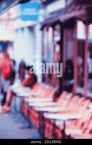 Caffè parigino. Foto dai toni sfocati. Foto Stock