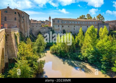 Urbania città medievale, Palazzo Ducale e fiume. Regione Marche, Italia, Europa. Foto Stock