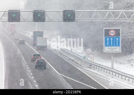 Autostrada olandese durante la neve invernale con indicazioni stradali la velocità massima Foto Stock