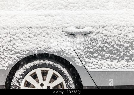 Auto grigia coperta di neve in inverno Foto Stock