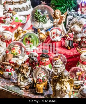 Souvenir tradizionali Snow Globe e giocattoli di Babbo Natale bambole a livello europeo inverno Mercatino di Natale Souvenir. Foto Stock