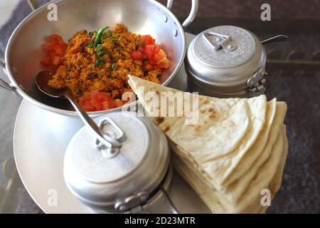 Colazione Bahrain con uova, pomodori, peperoncini e pane piatto, il ristorante, Museo Nazionale del Bahrain Foto Stock