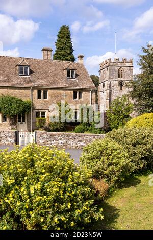 Un antico casale in pietra vicino alla chiesa di St Andrews nel villaggio di Miserden, nel Gloucestershire UK Foto Stock