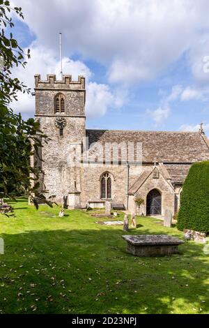 La chiesa di St Andrews risale ai tempi dei Normanni nel villaggio di Miserden, nel Gloucestershire UK Foto Stock