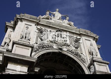 Statue sull'Arco di Rua Augusta, Arco da Rua Augusta, sulla Praca do Comercio, Piazza del Commercio, Lisbona, Portogallo Foto Stock