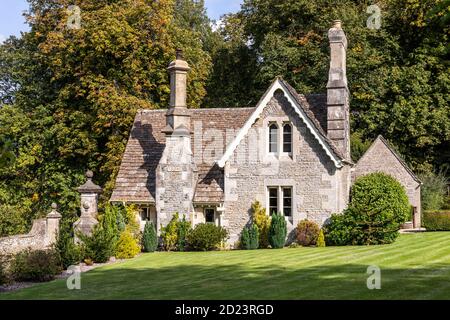 Albergo del XIX secolo (1864) e porta d'ingresso al Miserden Park nel villaggio di Miserden, nel Gloucestershire UK Foto Stock