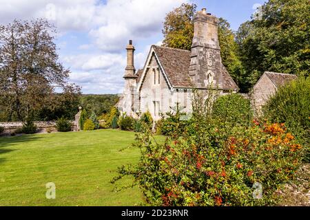 Albergo del XIX secolo (1864) e porta d'ingresso al Miserden Park nel villaggio di Miserden, nel Gloucestershire UK Foto Stock