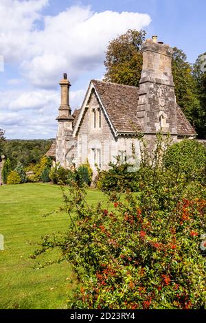Albergo del XIX secolo (1864) e porta d'ingresso al Miserden Park nel villaggio di Miserden, nel Gloucestershire UK Foto Stock