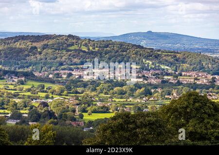 Matson ospita tenute sulle pendici di Robinswood Hill con May Hill sullo sfondo visto da Prinknash vicino Upton St Leonards, Gloucestershire Foto Stock