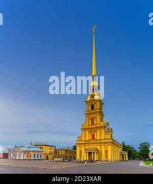 Cattedrale di San Pietro e Paolo Chiesa ortodossa con guglia dorata nella cittadella della Fortezza di Pietro e Paolo sull'isola di Zayachy Hare, vista al crepuscolo serale, città di San Pietroburgo Leningrado, Russia Foto Stock