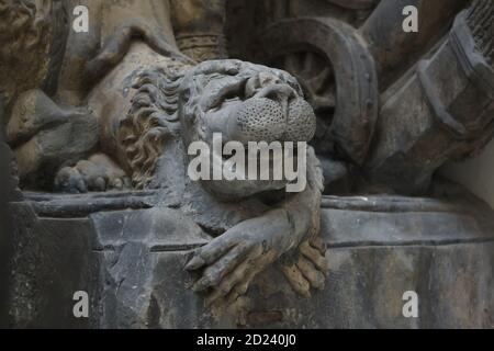 Leone sorridente che sostiene la statua di Sant'Ignazio di Loyola, gravemente danneggiata dallo scultore barocco ceco Ferdinand Maxmilián Brokoff (1710-1711), una volta collocata sul Ponte Carlo di Praga, ora in mostra nel Lapidarium del Museo Nazionale (Lapidárium Národního muzea) a Praga, Repubblica Ceca. La statua originale fu rimossa dal Ponte Carlo dopo essere affondata durante la grande alluvione nel settembre 1890. Foto Stock