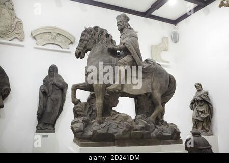 Monumento equestre a San Venceslao dello scultore boemo Johann Georg Bendl (Jan Jiří Bendl) datato 1680 una volta collocato in Piazza Venceslao (Václavské náměstí) a Praga, ora in mostra nel Lapidarium del Museo Nazionale (Lapidárium Národního muzea) a Praga, Repubblica Ceca. Foto Stock