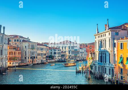 Paesaggio urbano di Venezia con il Canal Grande. Vaporetti e barche a vela Canal Grande. Edifici in stile barocco e Palazzo CA Rezzonico vicino all'acqua. Regione Veneto, Italia settentrionale Foto Stock