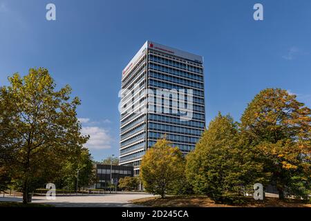 Regionale Sparkasse -banca a Braunschweig ha il suo ufficio moderno nel mezzo di edifici storici. Foto Stock