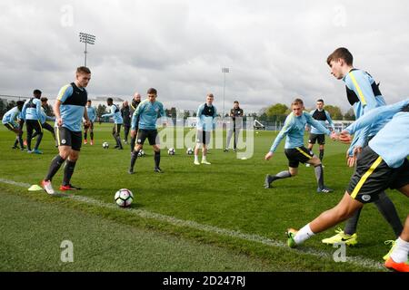 Formazione Phil Foden con MCFC AcademyMCFC Academy MCFC u18 Foto Stock