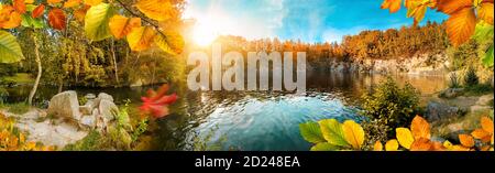 Magnifico panorama paesaggistico autunnale con fogliame colorato che incornicia un bellissimo lago blu, con sole e cielo blu Foto Stock