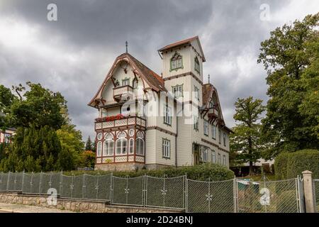 Wernigerode in è una città storica della Sassonia Anhalt, in Germania. Anche gli edifici più nuovi sono stati costruiti per assomigliare all'architettura più vecchia. Foto Stock