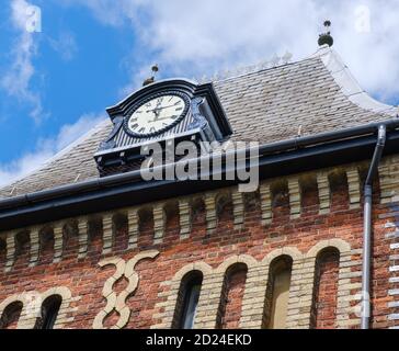 Parte superiore della torre dell'orologio di Tooke, classificato di grado II in stile gotico francese, Pinner Hill Farm, Harrow, Londra nord-occidentale. Foto Stock