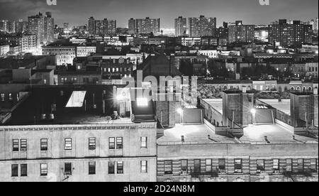 Immagine in bianco e nero del quartiere Harlem di notte, New York City, USA. Foto Stock