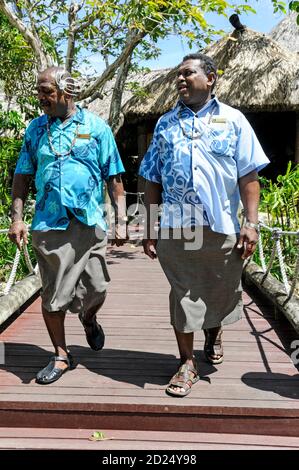 Due uomini fijiani nel loro abito tradizionale, Sulu su viti Levu, Figi nel Sud Pacifico. Le donne indossano anche lo stesso Sulu Foto Stock